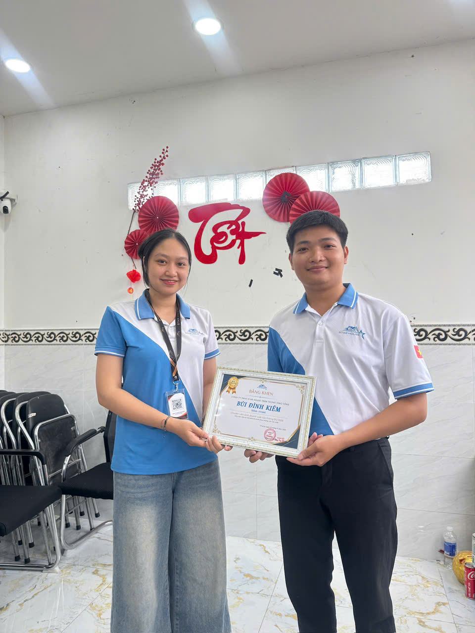 Nhân viên Star House nhận giấy khen