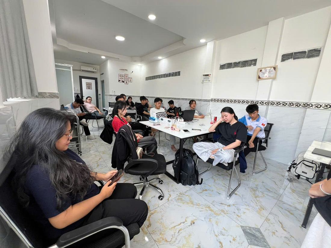 Buổi họp đầu tuần tại văn phòng Star House