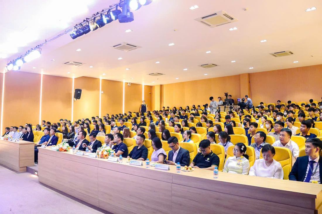 Hội trường sinh viên tham dự chuyên đề hướng nghiệp