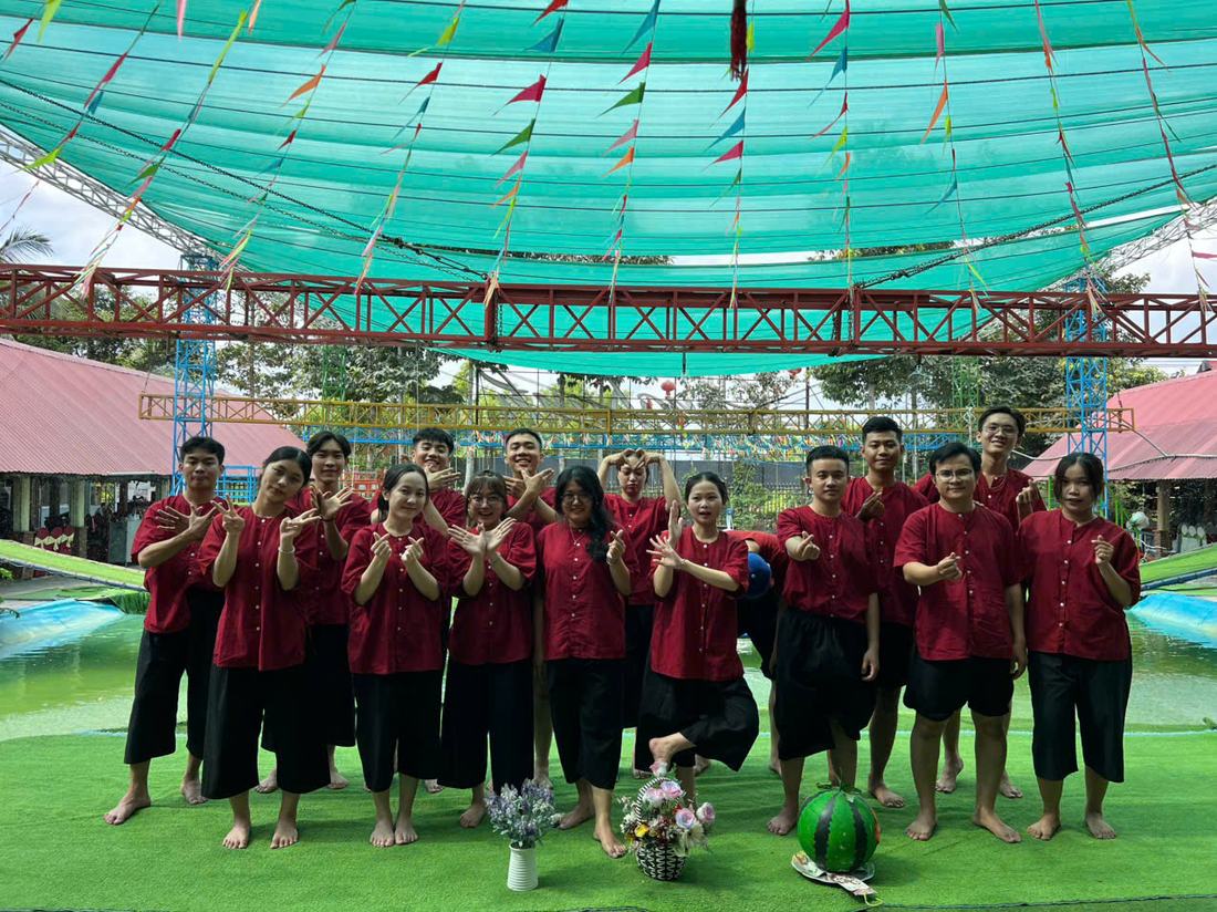 Cả đội Star House trong trò chơi team building