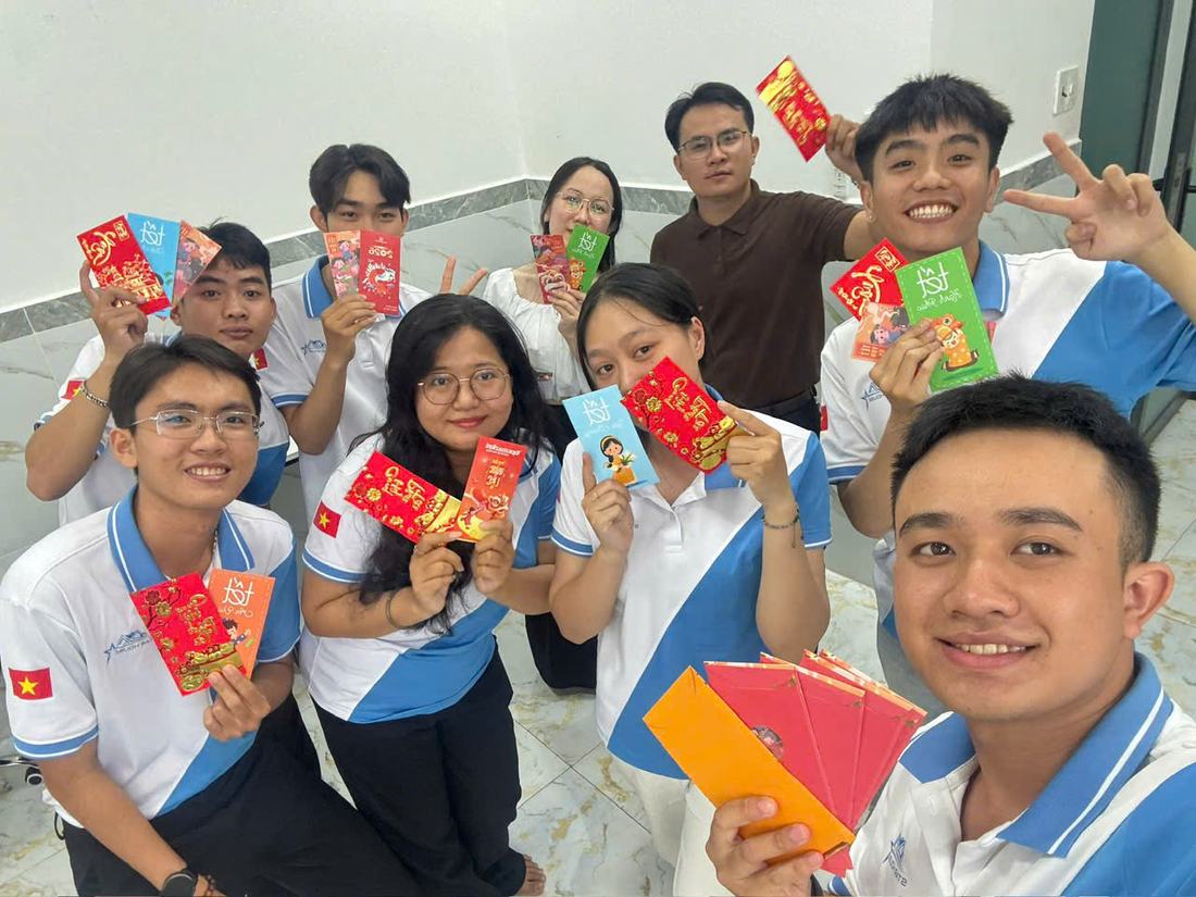 Nhân viên Star House nhận lì xì đầu năm