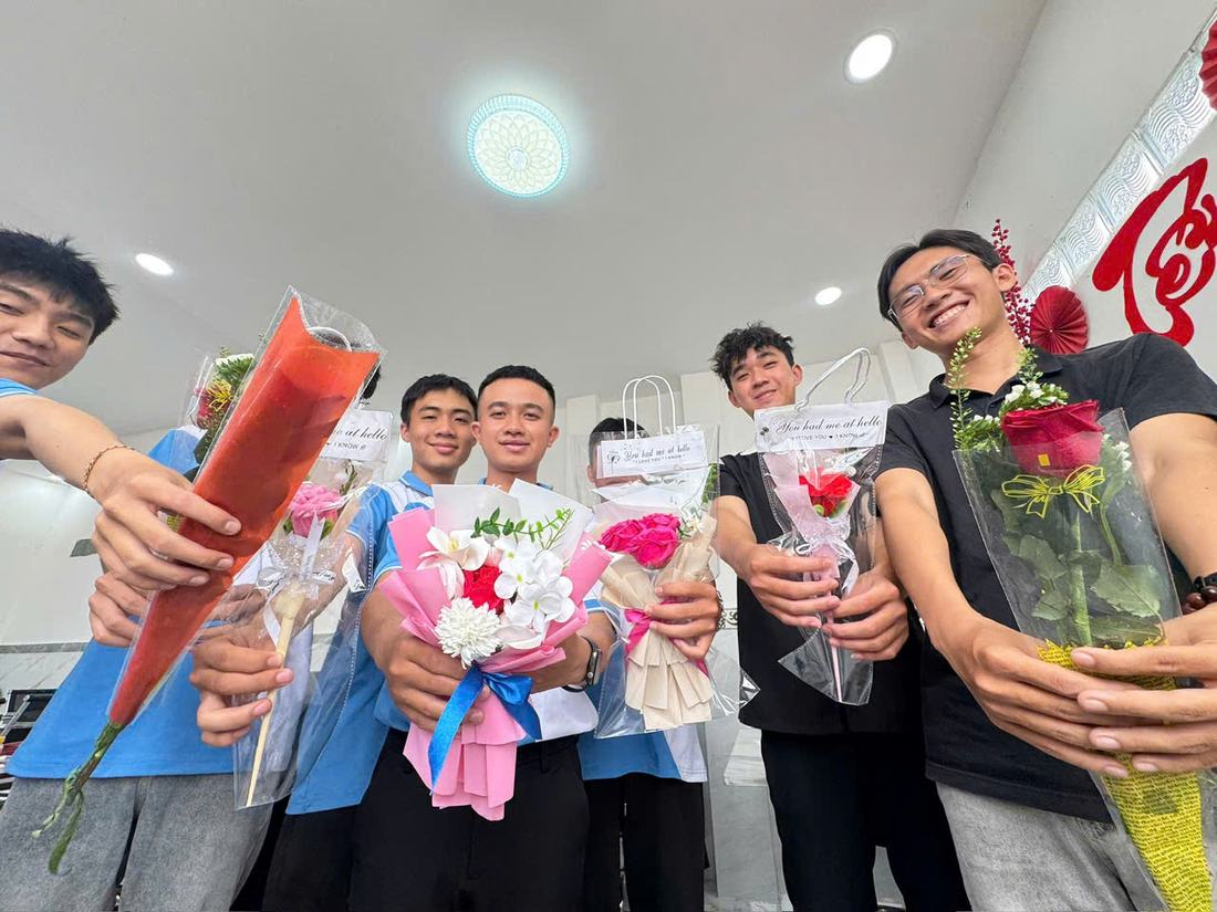 Tặng hoa chúc mừng đồng nghiệp tại Star House