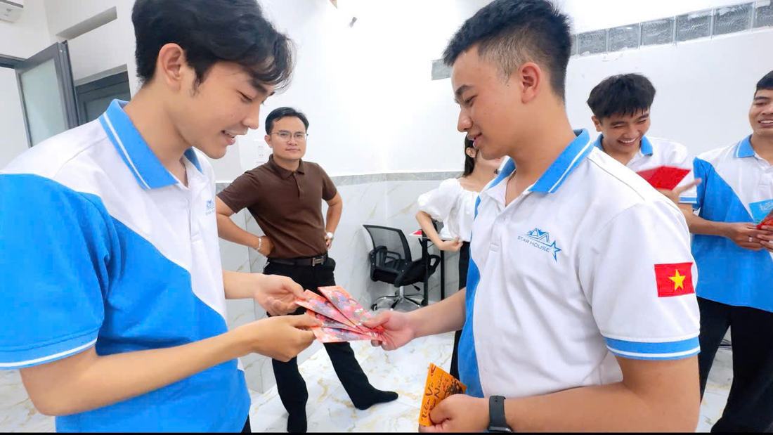 Trao lì xì đầu năm cho nhân viên Star House